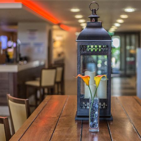 Holiday Inn Express Colchester By Ihg Exterior photo