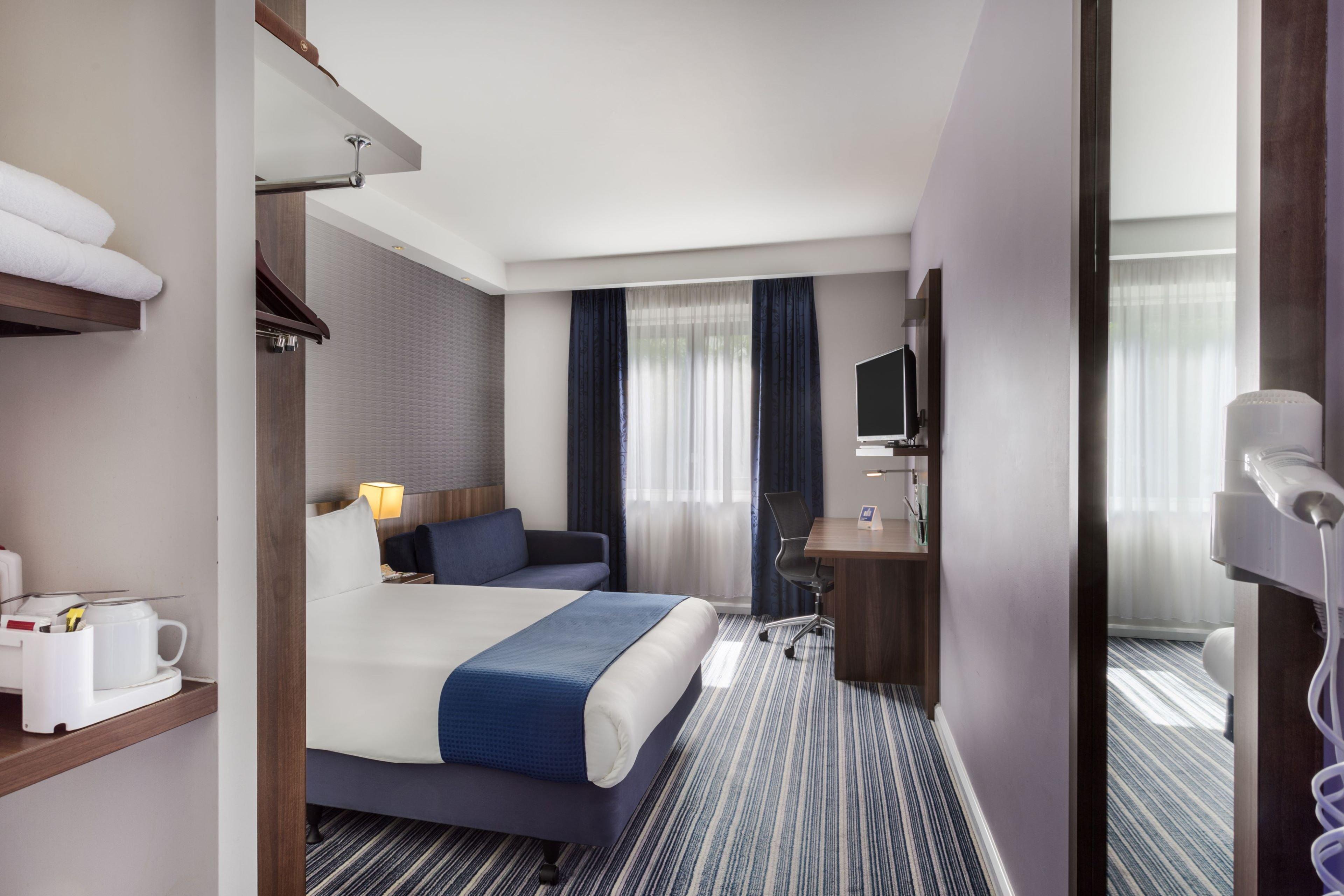 Holiday Inn Express Colchester By Ihg Exterior photo