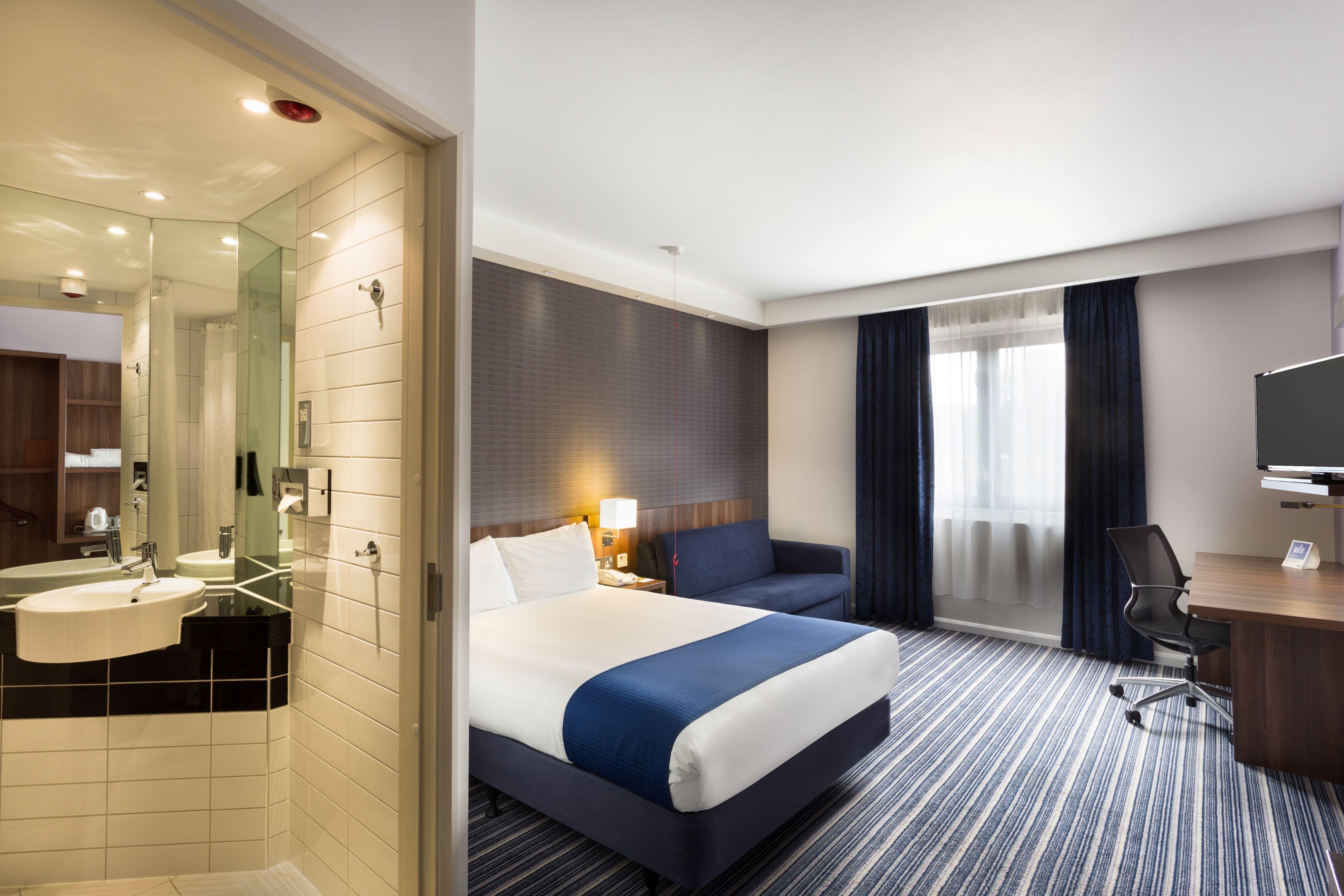 Holiday Inn Express Colchester By Ihg Exterior photo