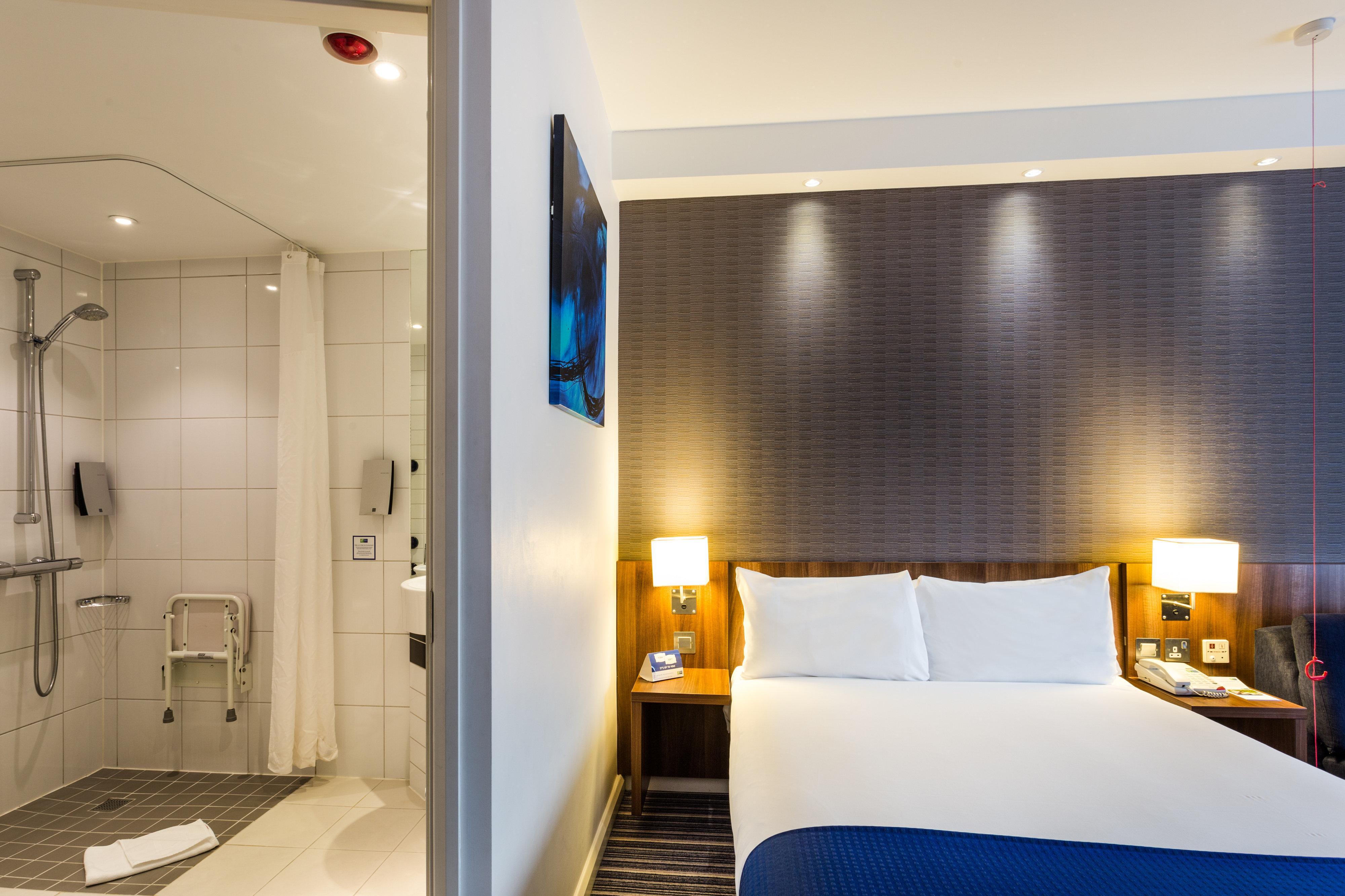 Holiday Inn Express Colchester By Ihg Exterior photo
