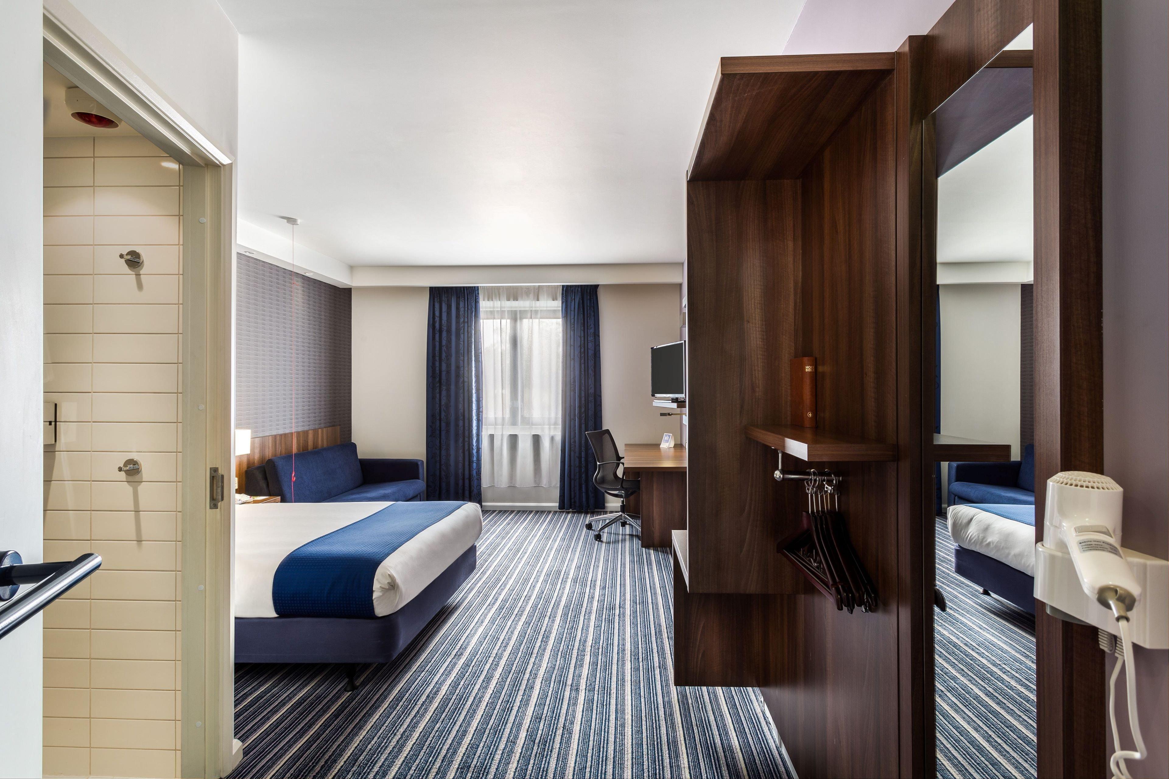 Holiday Inn Express Colchester By Ihg Exterior photo