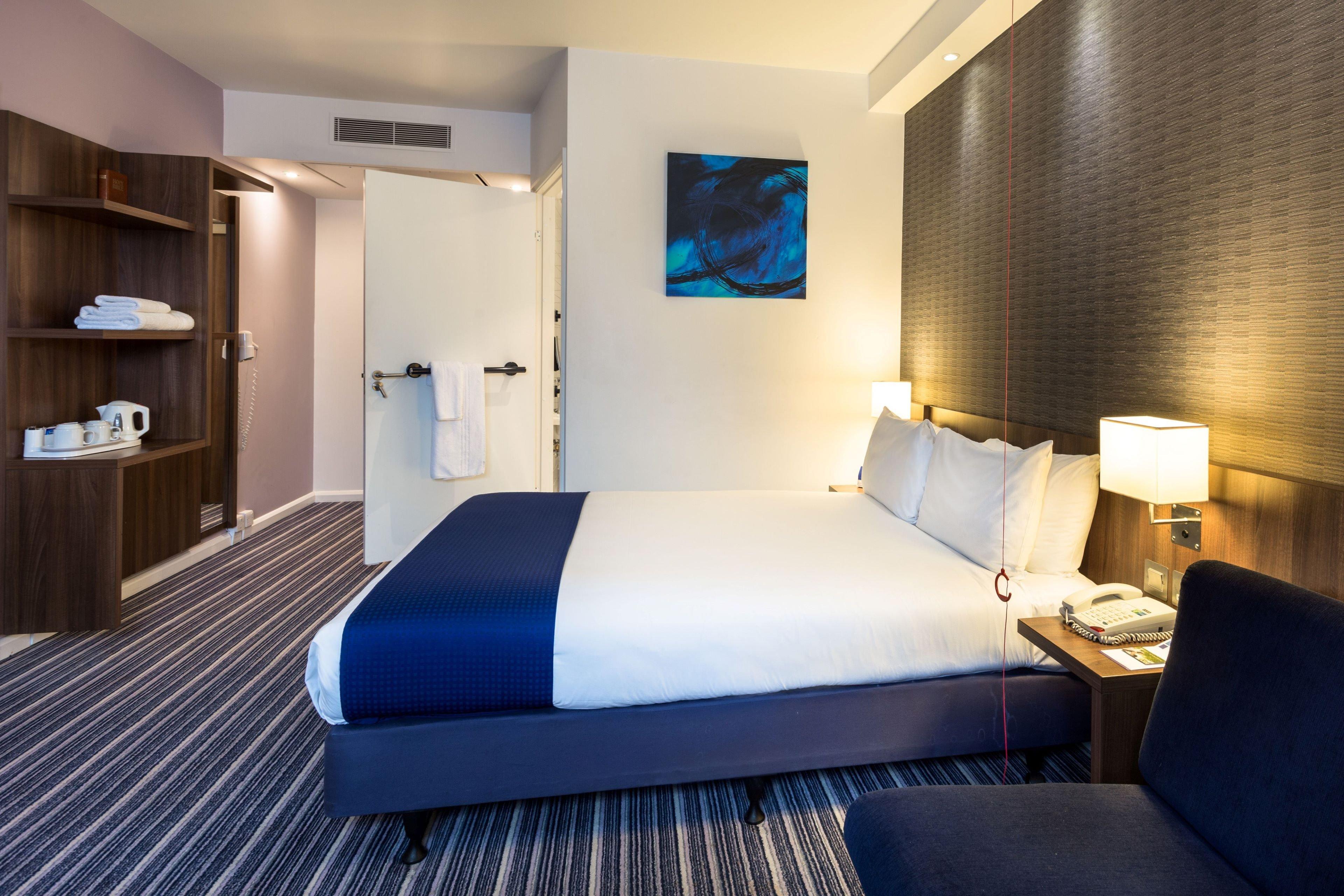 Holiday Inn Express Colchester By Ihg Exterior photo