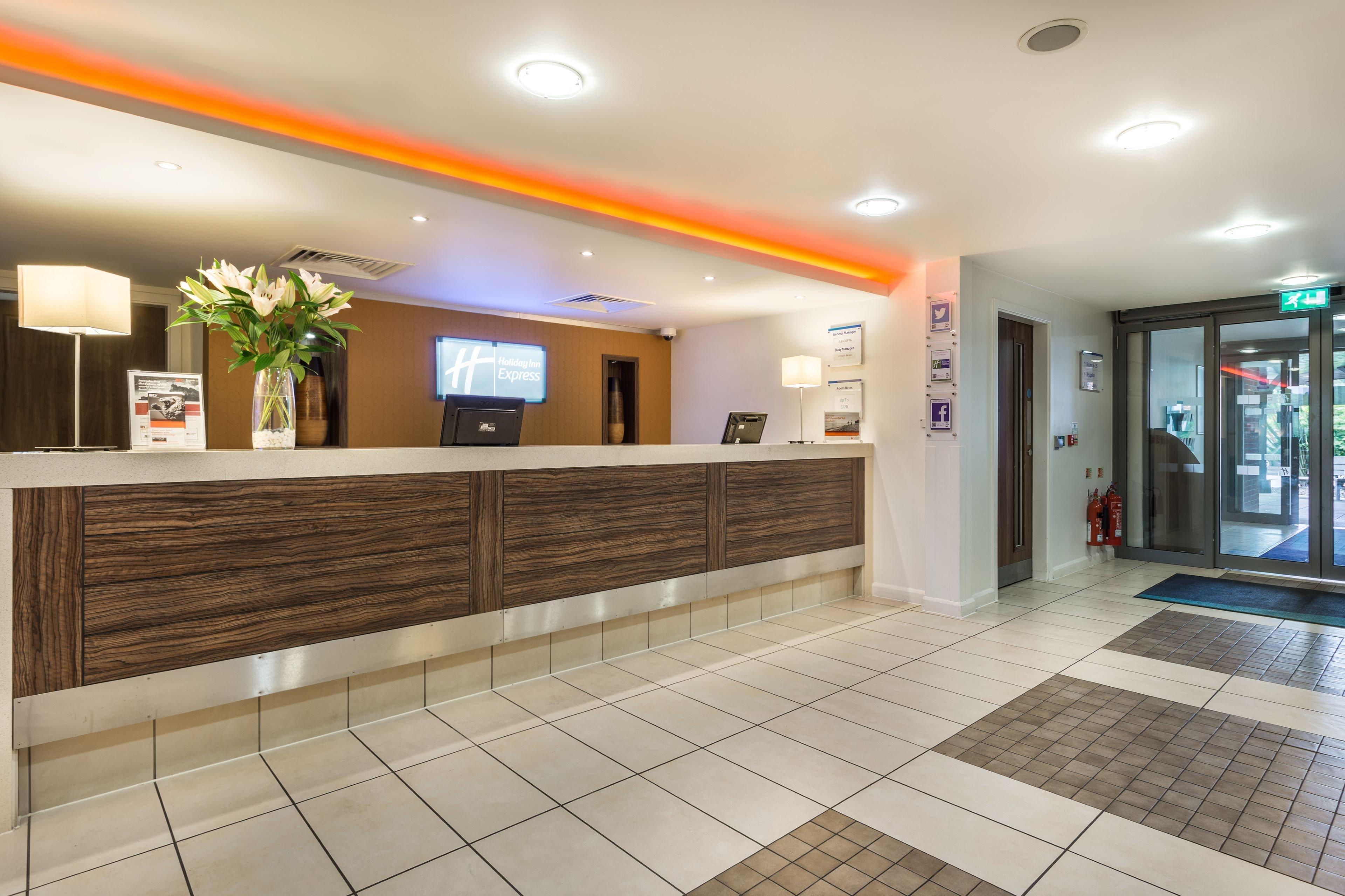 Holiday Inn Express Colchester By Ihg Exterior photo