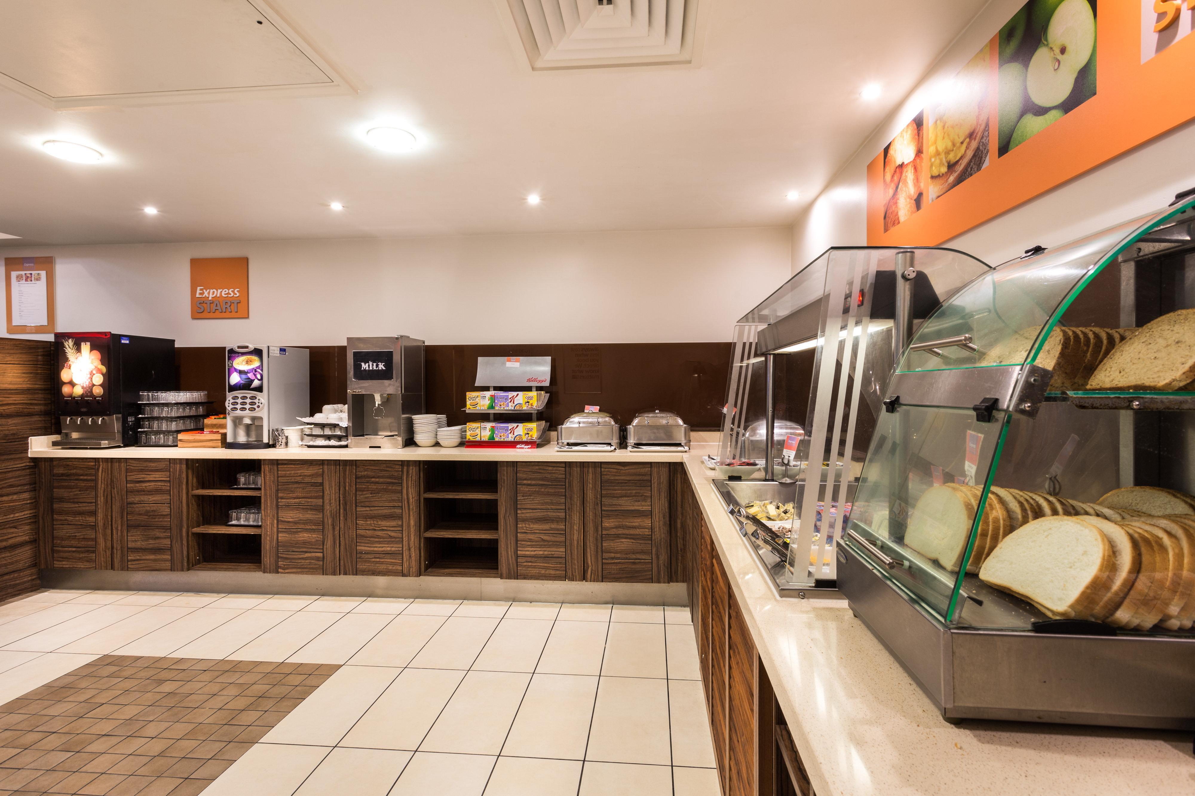 Holiday Inn Express Colchester By Ihg Exterior photo