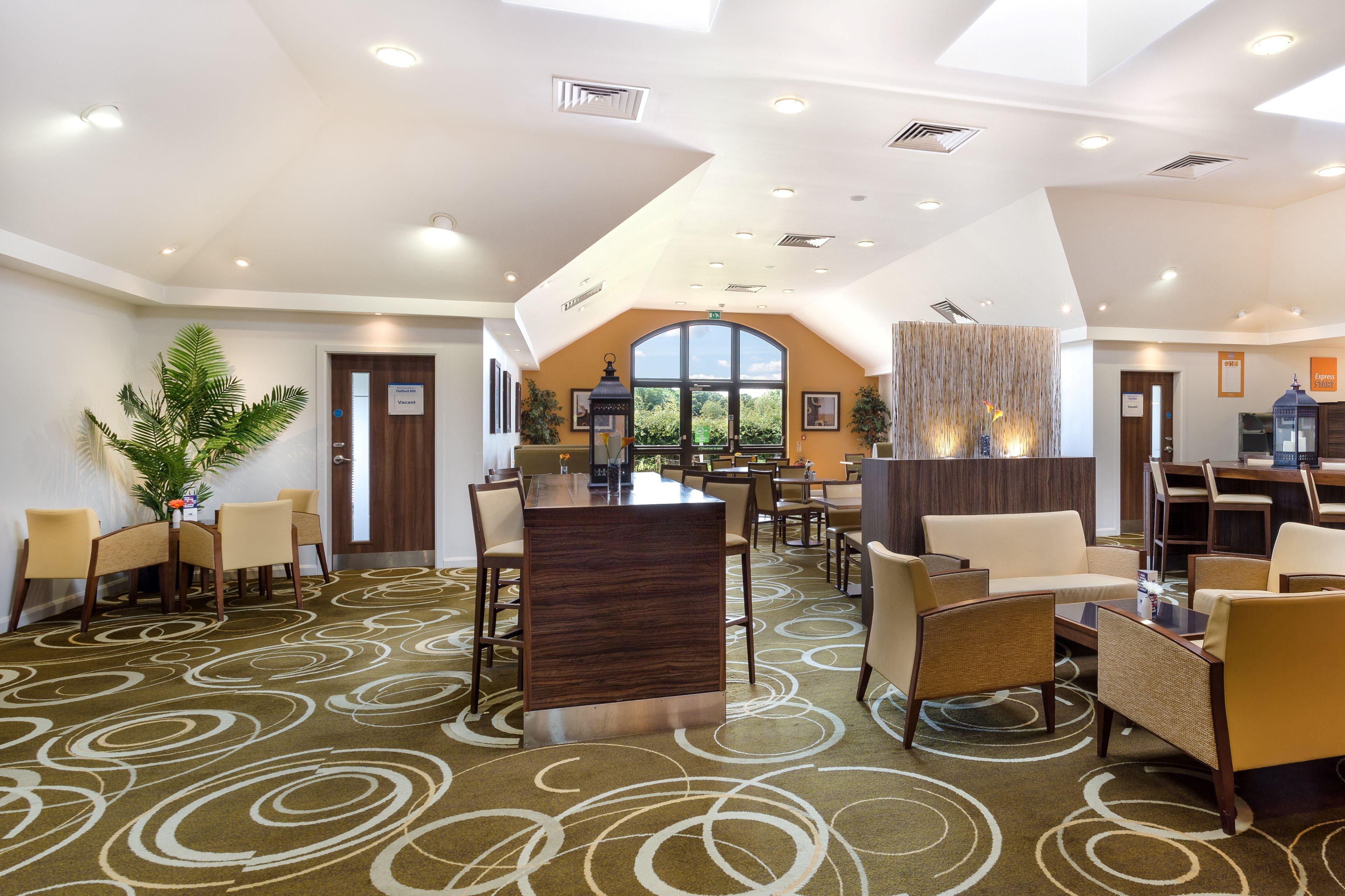 Holiday Inn Express Colchester By Ihg Exterior photo