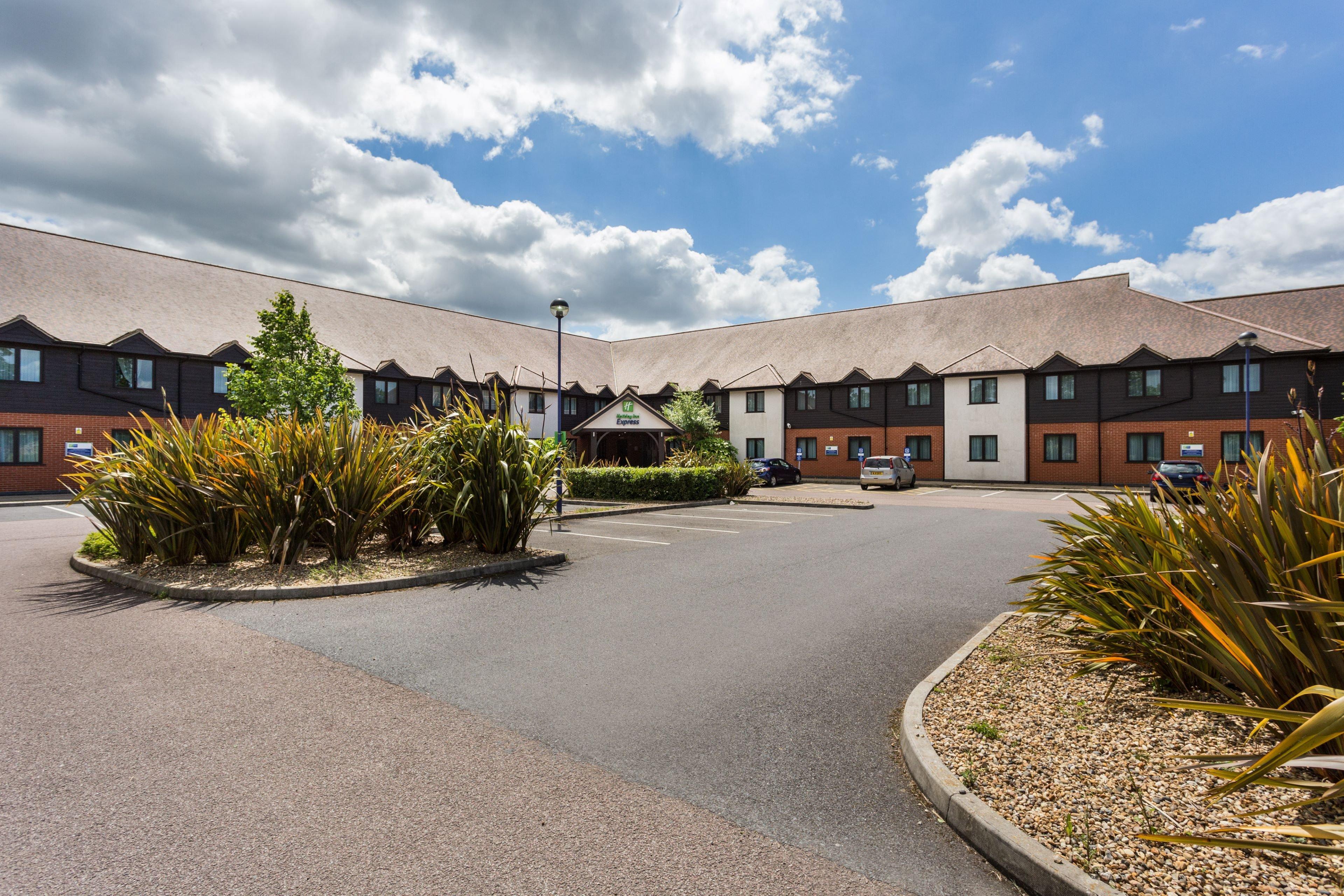 Holiday Inn Express Colchester By Ihg Exterior photo