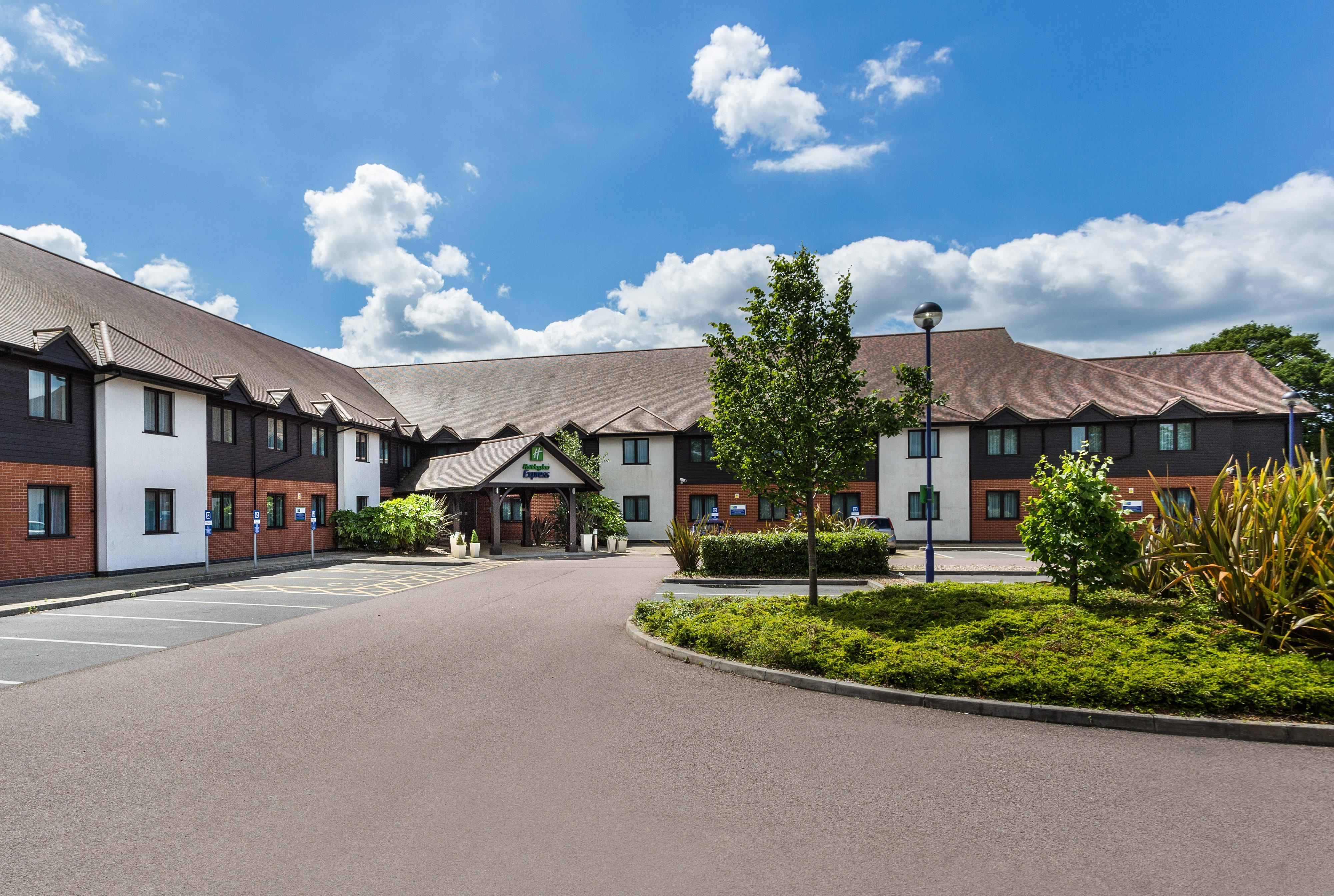 Holiday Inn Express Colchester By Ihg Exterior photo