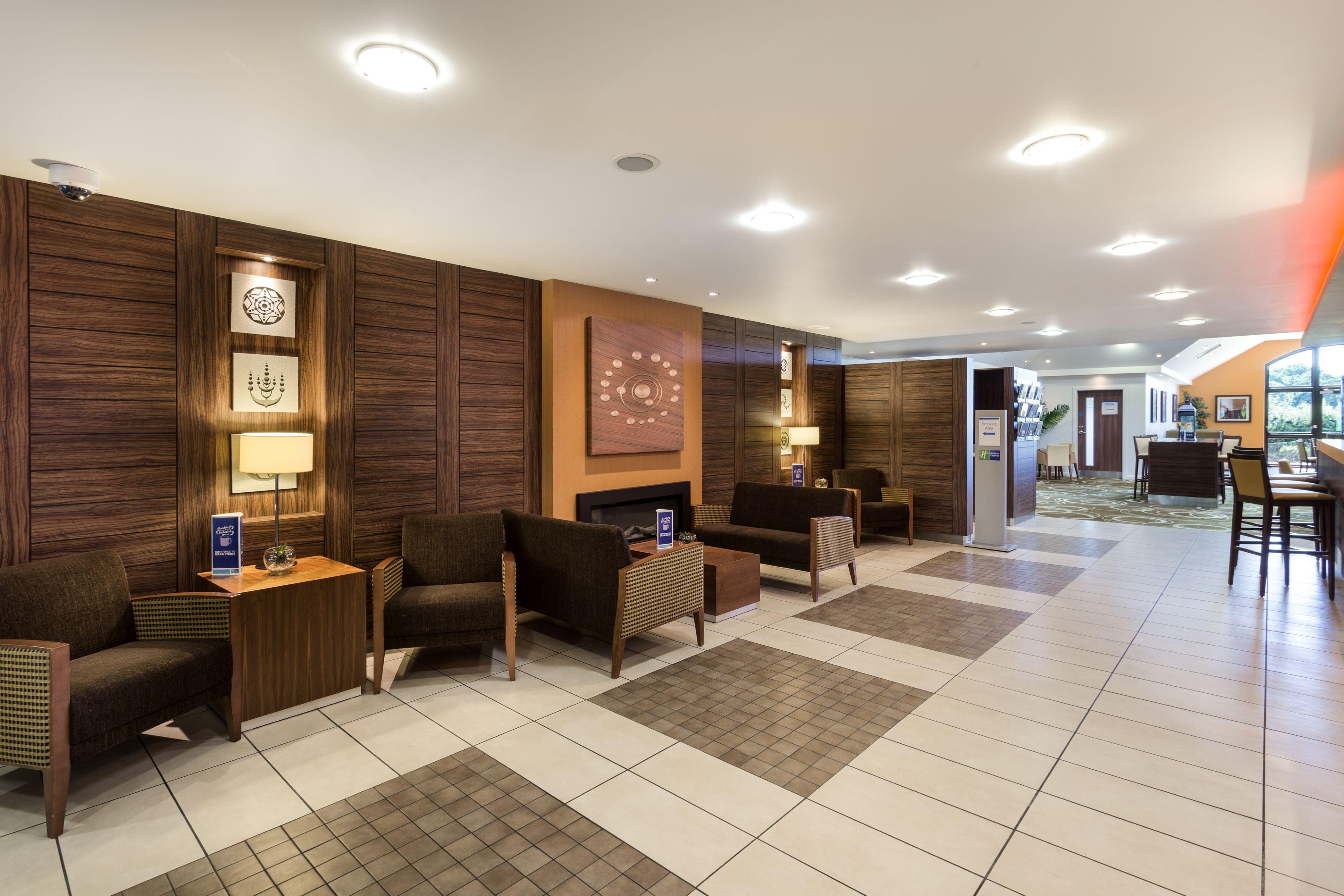 Holiday Inn Express Colchester By Ihg Exterior photo