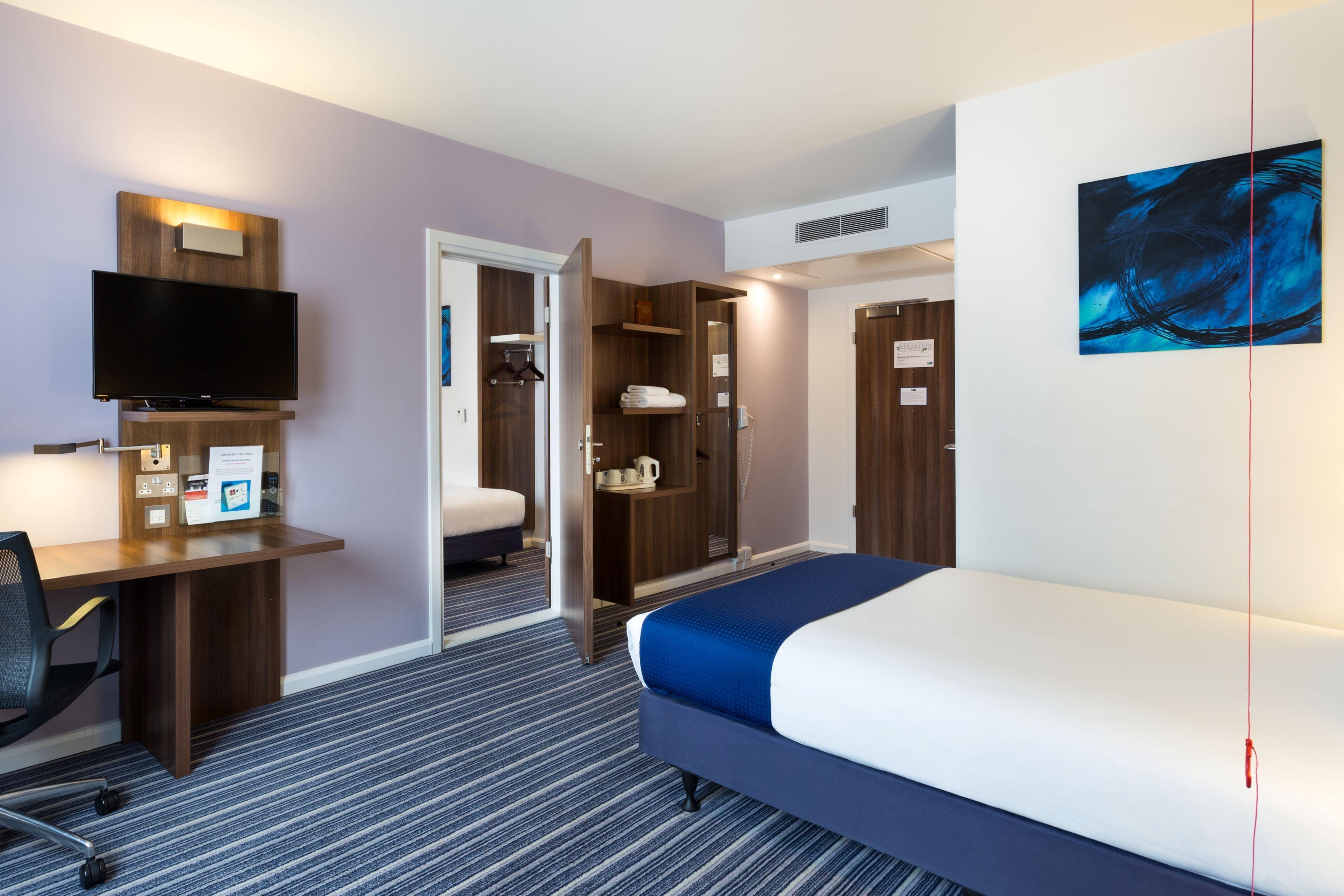 Holiday Inn Express Colchester By Ihg Exterior photo