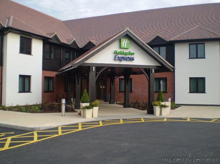 Holiday Inn Express Colchester By Ihg Exterior photo