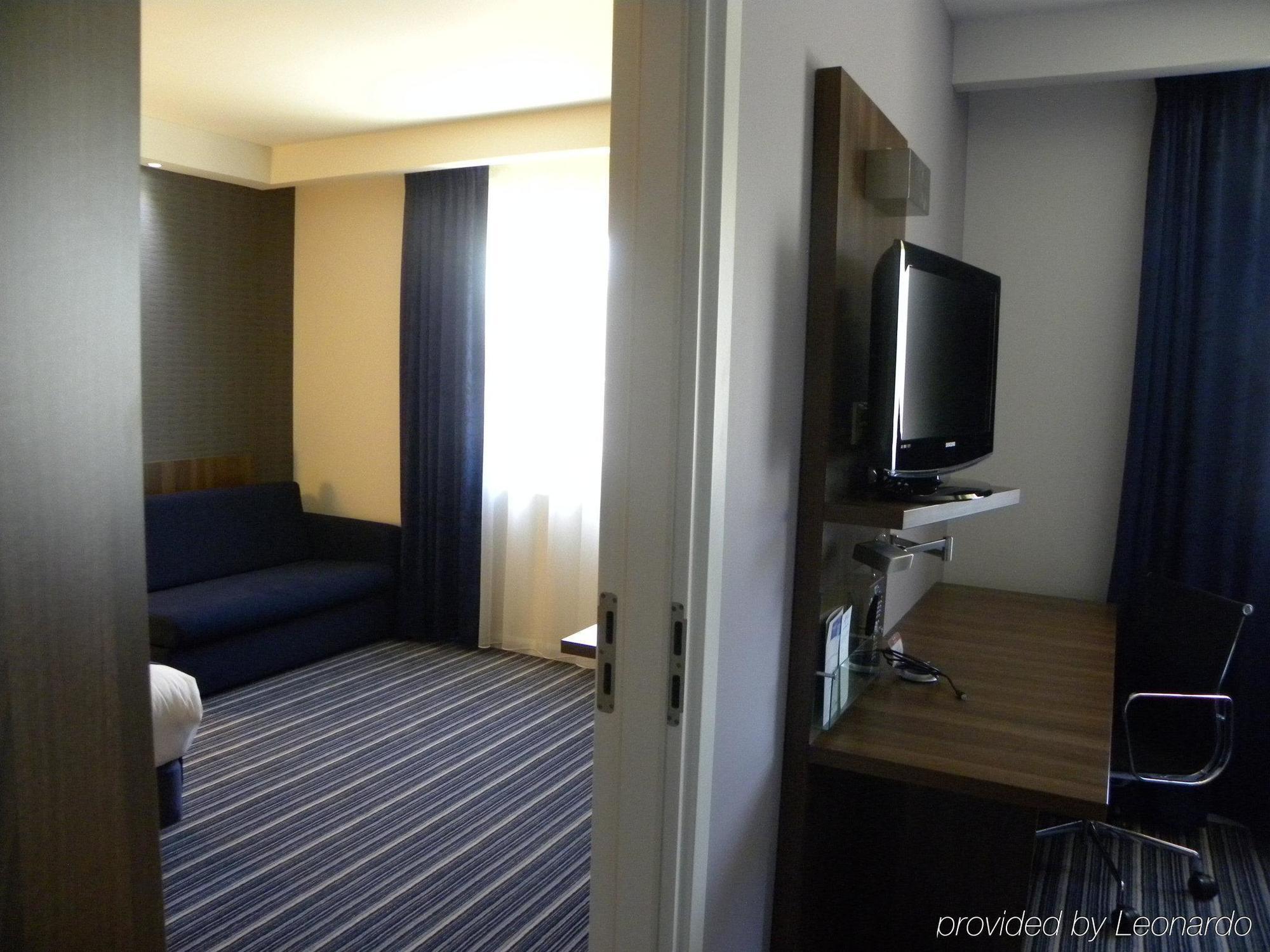 Holiday Inn Express Colchester By Ihg Room photo